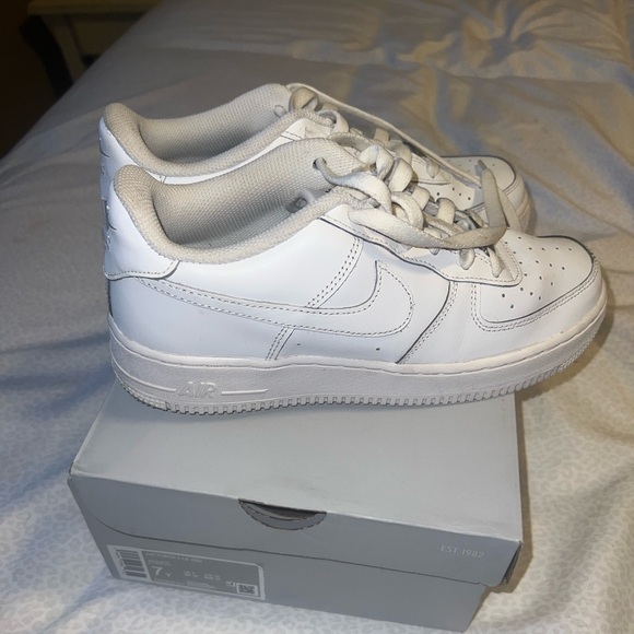 Air Force 1 (GS) - Picture 5 of 6